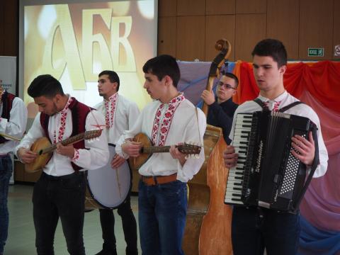 Хор за народни песни и оркестър